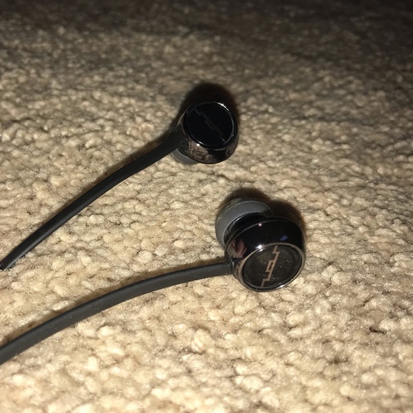 Sol Republic Bluetooth Headphones - Picture 3 of 5